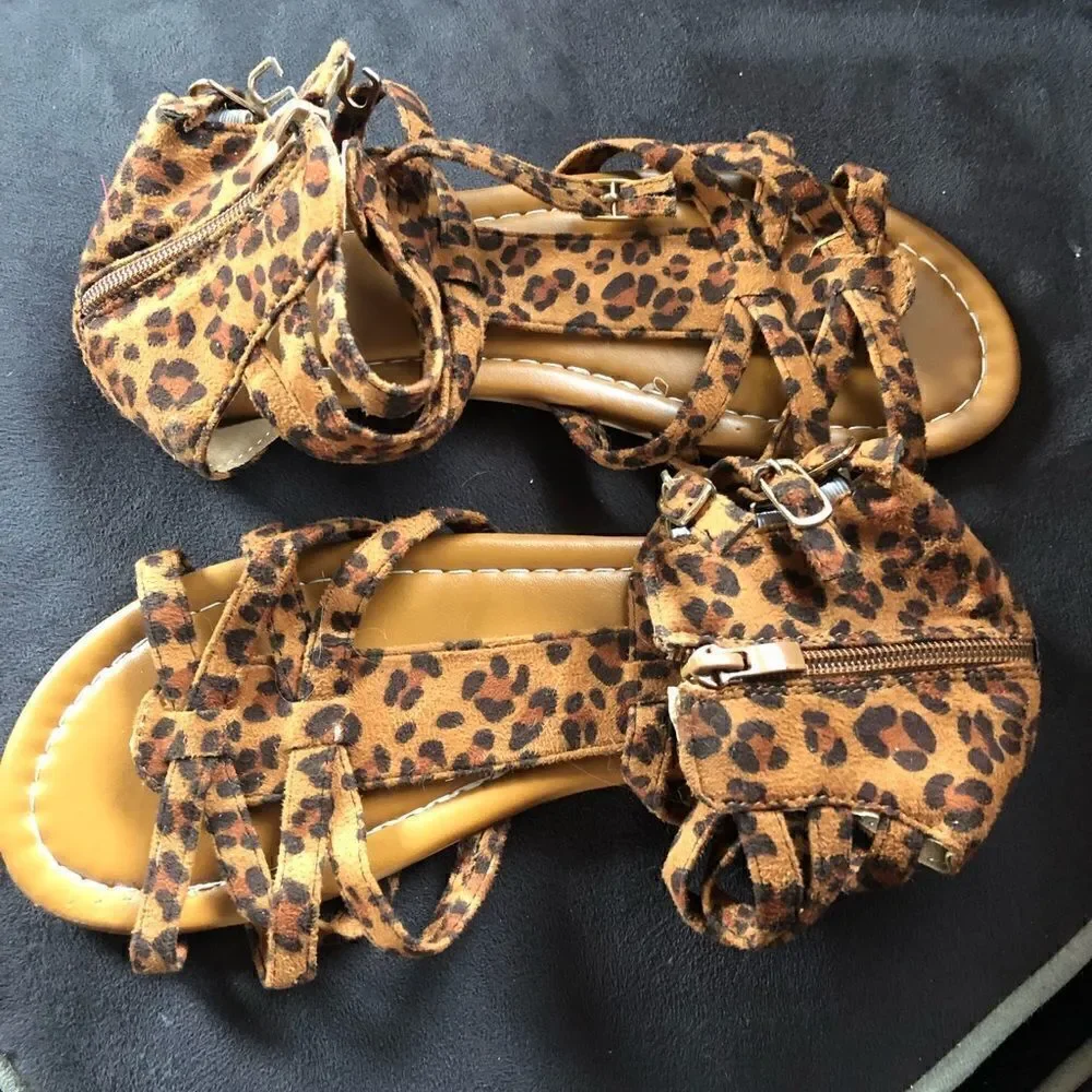New never worn animal print buckle sandals. Side clasps . Zipper up the back.